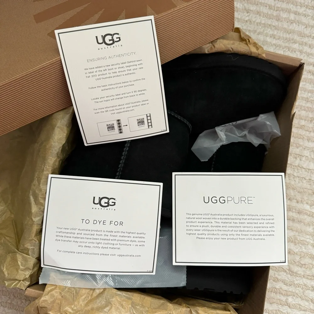 NWT Ugg kids Classic short boots